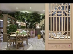 ロマンチックな木製のレストランがXの背部椅子の藤の議長を務める結婚のでき事は着席したり/フランス様式