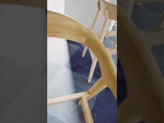 椅子の黒いラッカーを塗られた曲げられたあと振れ止めを食事する革装飾された灰木