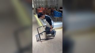 彫刻的なアッシュ材のダイニングチェアのモダンなデザイン